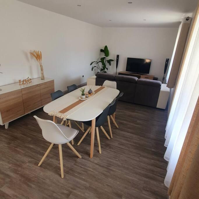 Joli Haut De Villa 3 Chambres Climatise Avec Jacuzzi Marignane Exterior photo